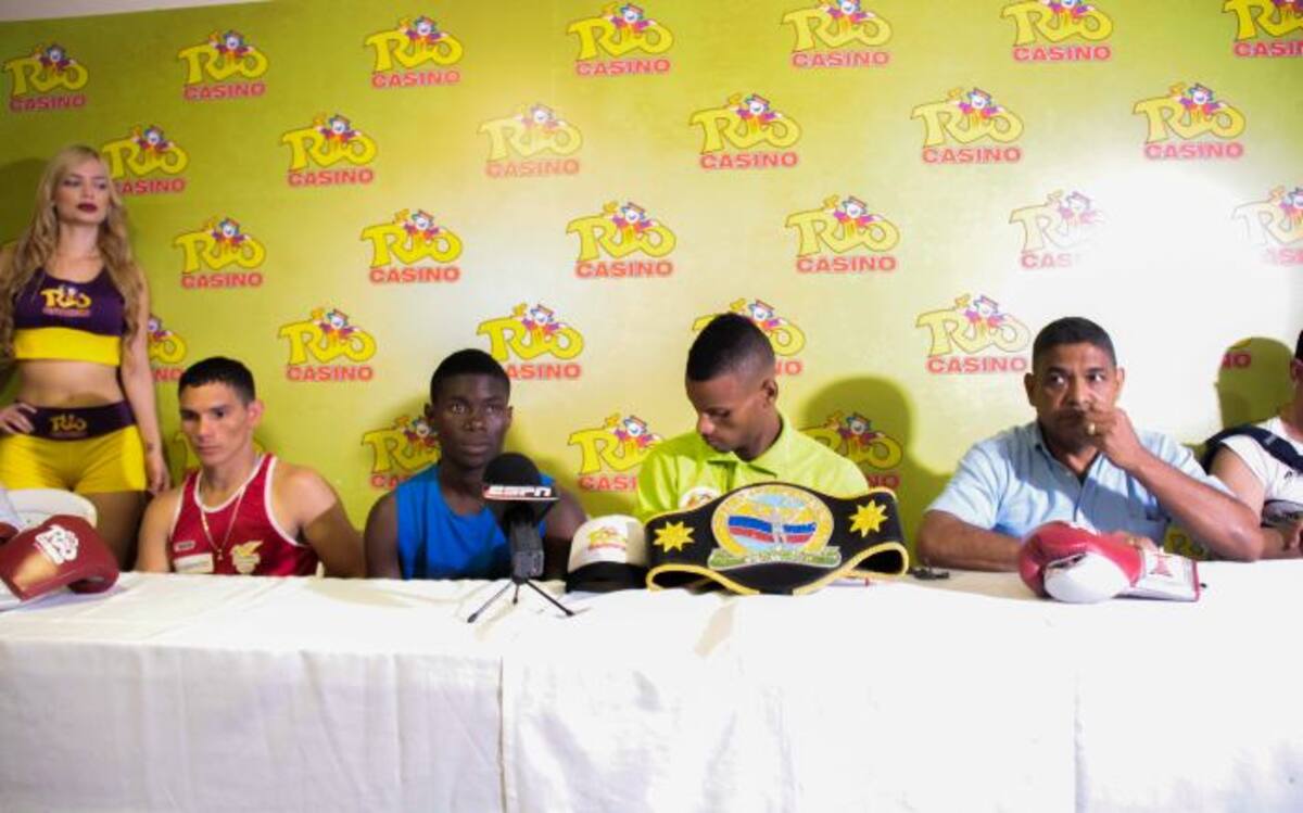 Céiber Ávila, Yuberjen Martínez, Plácido Ramírez y el concejal Rafael Meza, vicepresidente de la Federación Colombiana de Boxeo, durante la rueda de prensa realizada ayer en el Casino Río de Bocagrande, escenario para la velada de mañana. NAYIB GAVIRIA EL UNIVERSAL