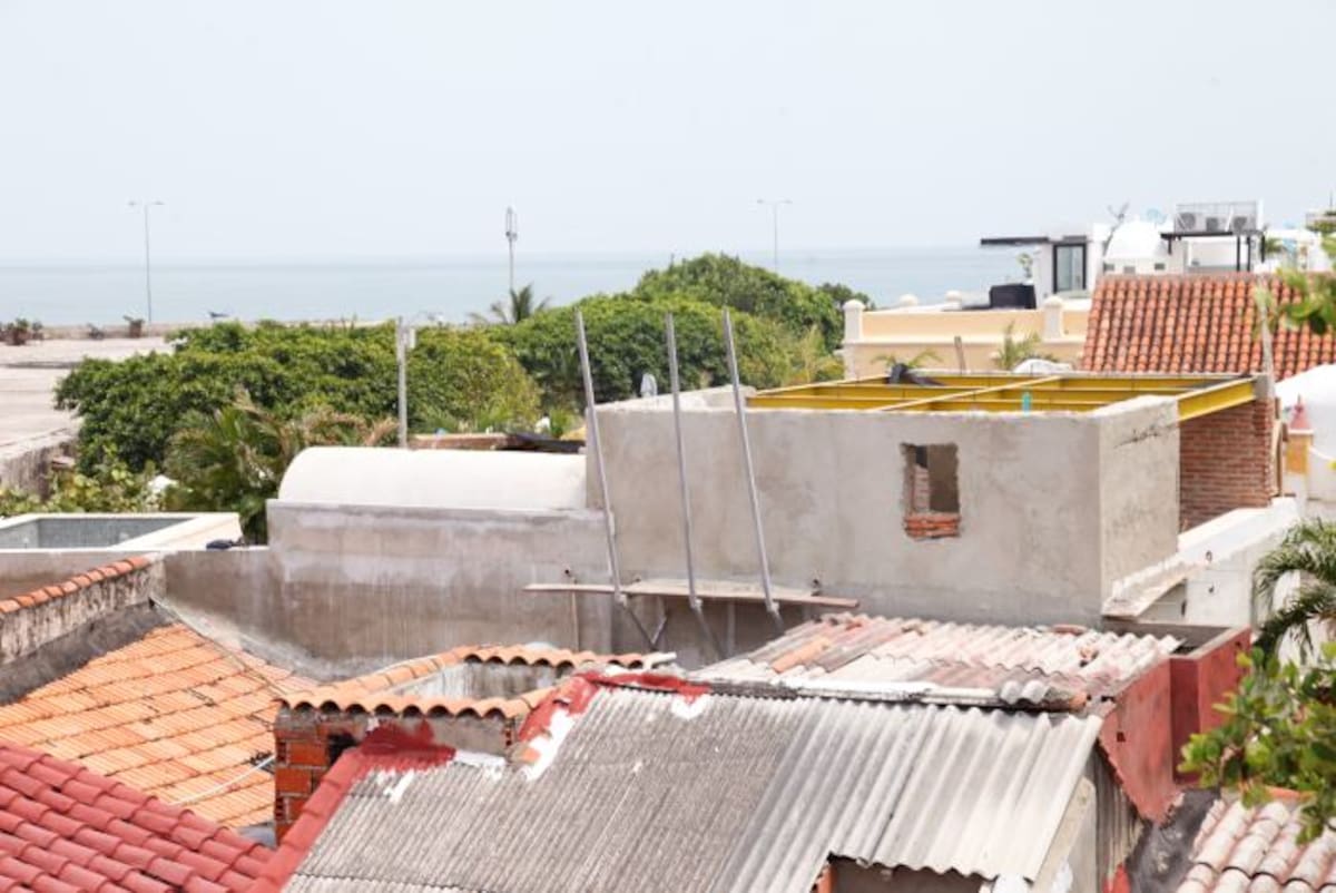 Por estas estructuras de hierro, los vecinos creen que allí se levantará un cuarto piso. foto aroldo mestre
