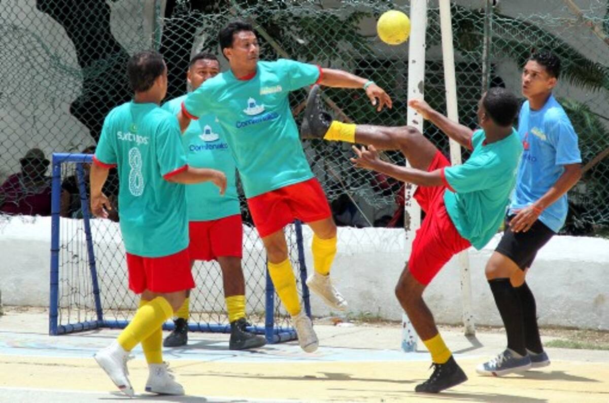 El partido entre Palestina-Camerún y San Isidro-Uruguay realizado el domingo en la cancha del Alto Bosque. San Isidro terminó primero del Grupo B y Palestina fue segundo. Óscar Díaz Acosta-El Universal