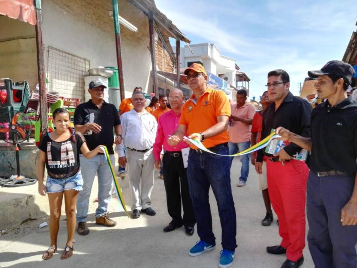 El alcalde de Arjona, Orlando Cogollo Torres, inauguró las calles ayer y las entregó a la comunidad. Cortesía
