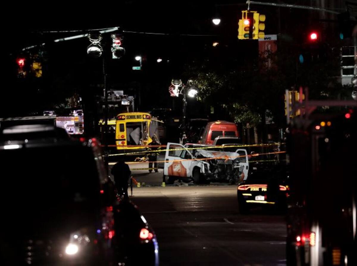 Autoridades investigan la escena de un crimen donde un hombre condujo una camioneta por la vía de bicicletas en Nueva York (EE.UU.). Ocho personas murieron en el incidente y al menos 11 resultaron heridas EFE JASON SZENES