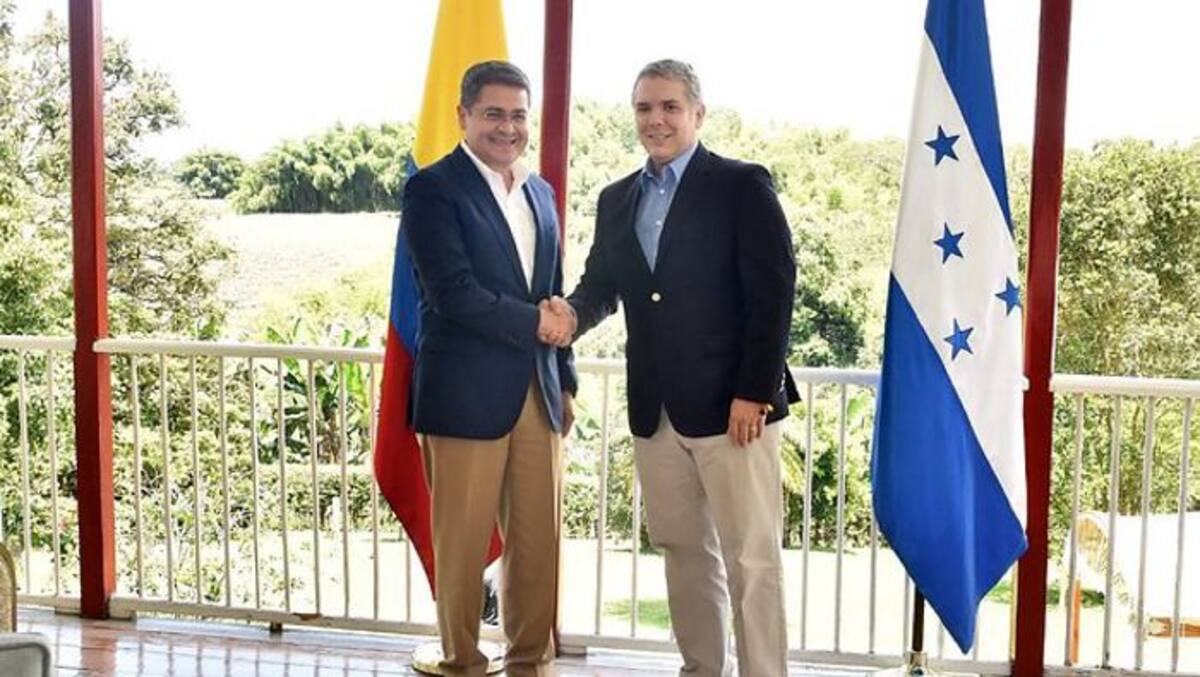Los mandatarios sostienen una reunión bilateral con el fin de realizar un intercambio de experiencias en materia de turismo rural cafetero. colprensa