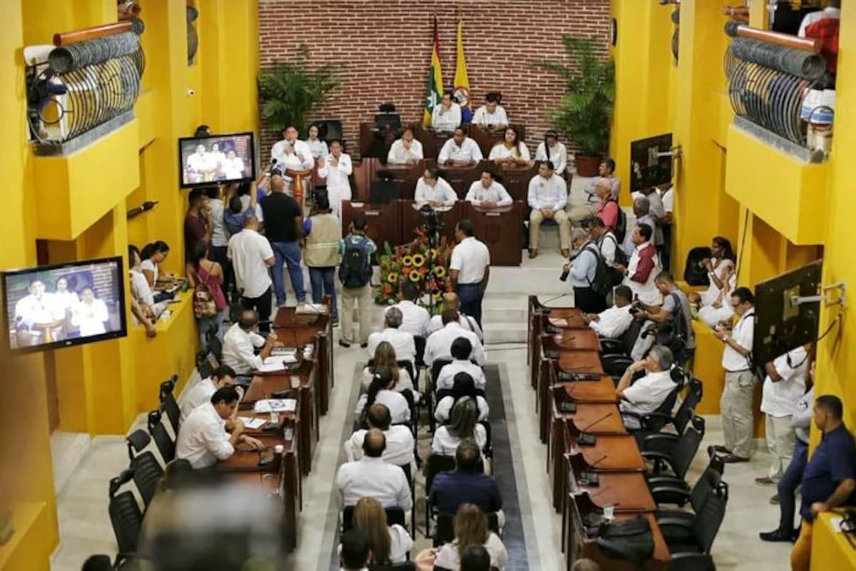 A pesar de que el fluido eléctrico se restableció cuando ya faltaban pocos aspirantes por hablar, todos los aspirantes a contralor(a) pudieron dar a conocer sus propuestas. El Universal