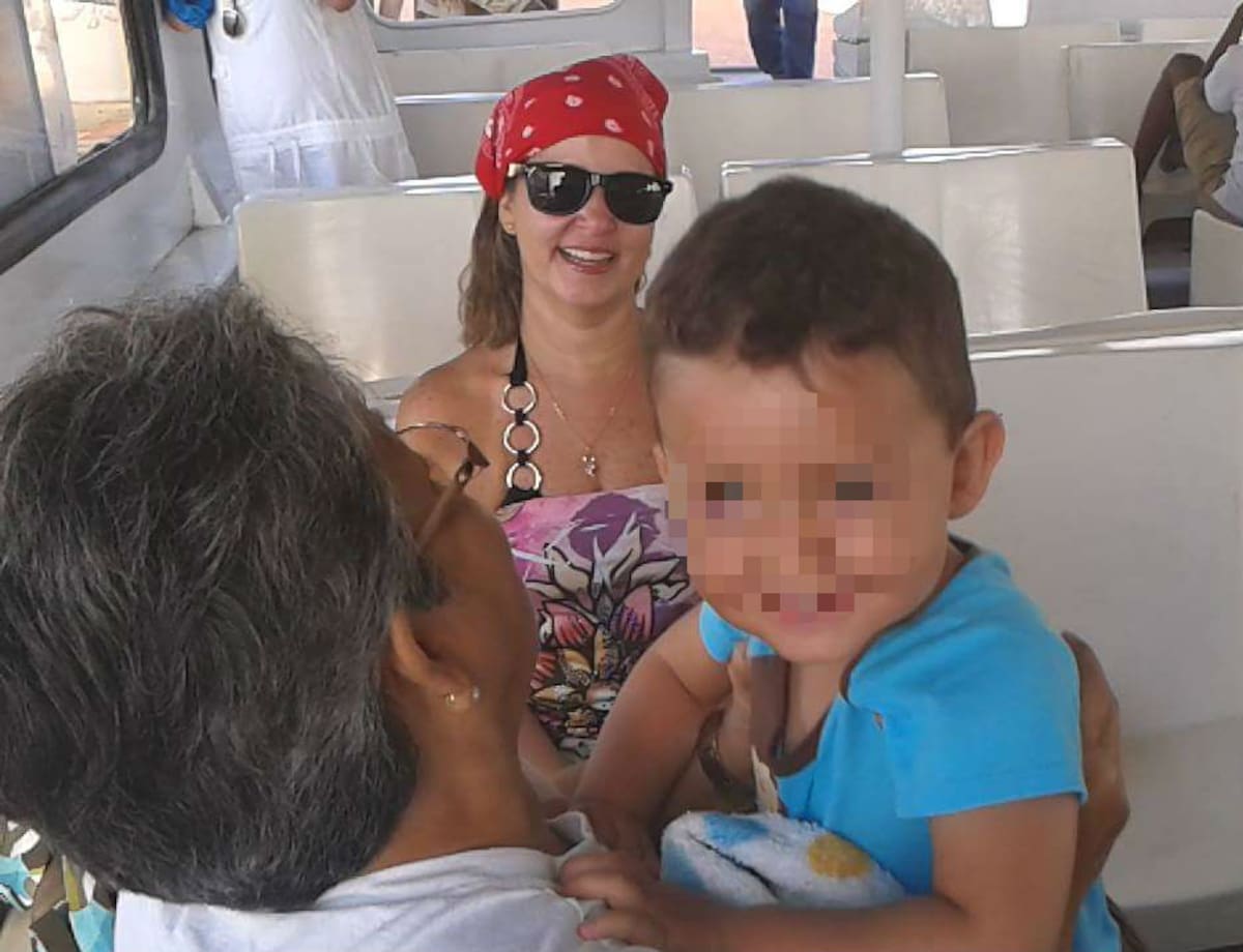 Foto de Carolina, su madre y su hijo, momentos antes del accidente, en una primera embarcación donde originalmente viajaría, pero de la que fueron transbordadas a la lancha que luego se hundió. Foto: Cortesía