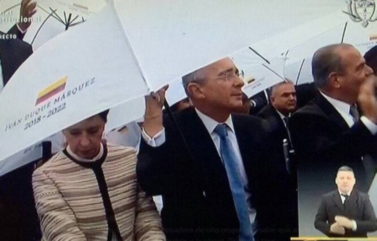 Lina Moreno de Uribe en compañía de Álvaro Uribe Vélez. Twitter.