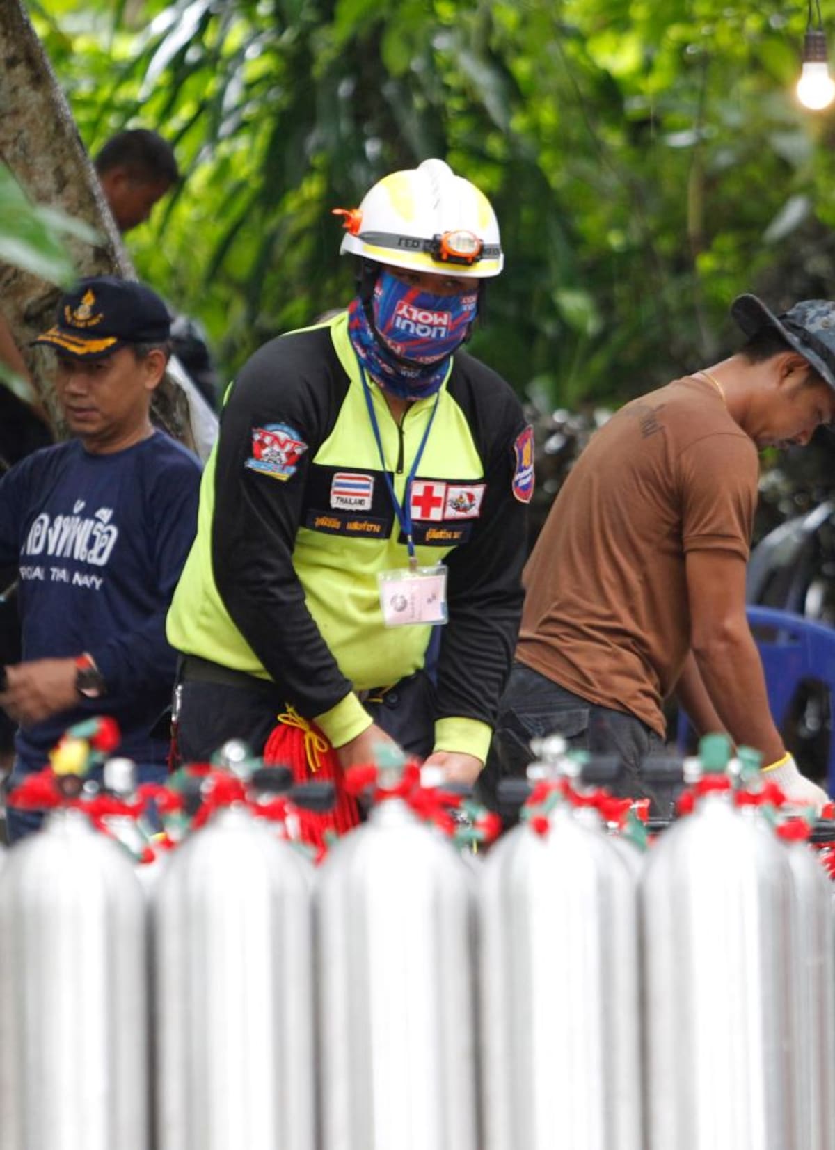 Trabajadores de rescate tailandeses y funcionarios asociados preparan tanques de oxígeno para la operación de rescate de niños de un equipo de fútbol juvenil y su entrenador en la cueva de Tham Luang. EFE PONGMANAT TASIRI