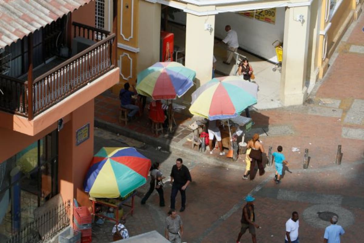 Vendedores ocupan espacio en las aceras del Centro. JULIO CASTAÑO, EL UNIVERSAL