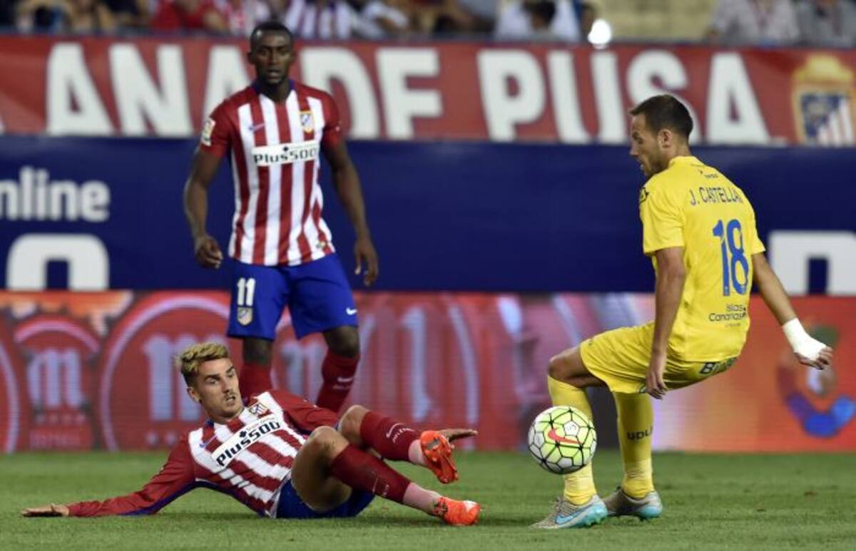 Antoine Griezmann disputa un balón ante la mirada de Jackson Martínez AFP GERARD JULIEN