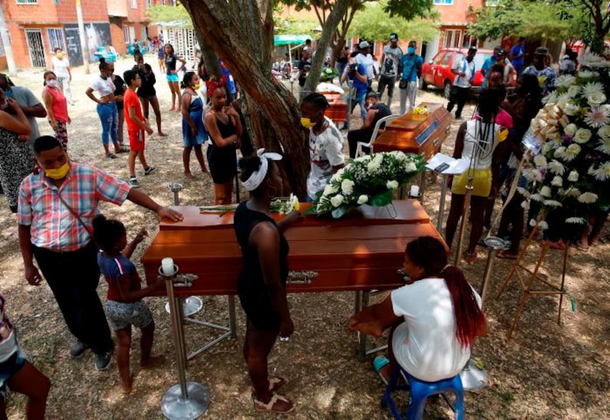 Vista general del funeral de los cinco menores asesinados esta semana en Cali. EFE/ Ernesto Guzmán Jr.