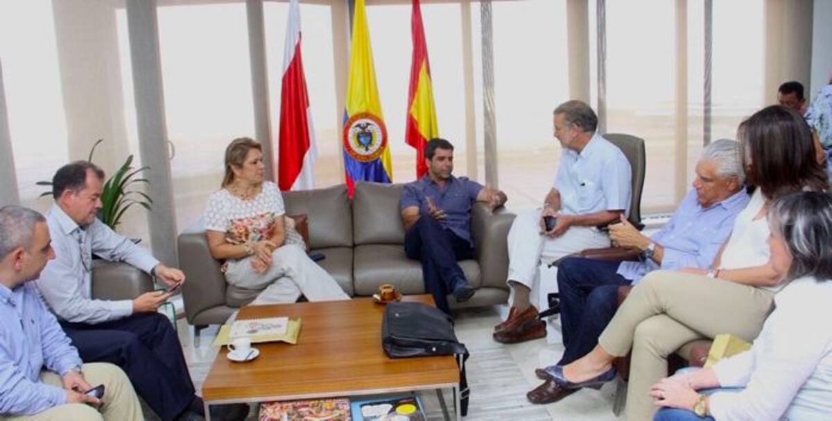 La Superintendente Servicios Públicos, Patricia Duque al final de una reunión con el Alcalde de Barranquilla Alejandro Char y el Gobernador del Atlántico, Eduardo Verano De la Rosa COLPRENSA