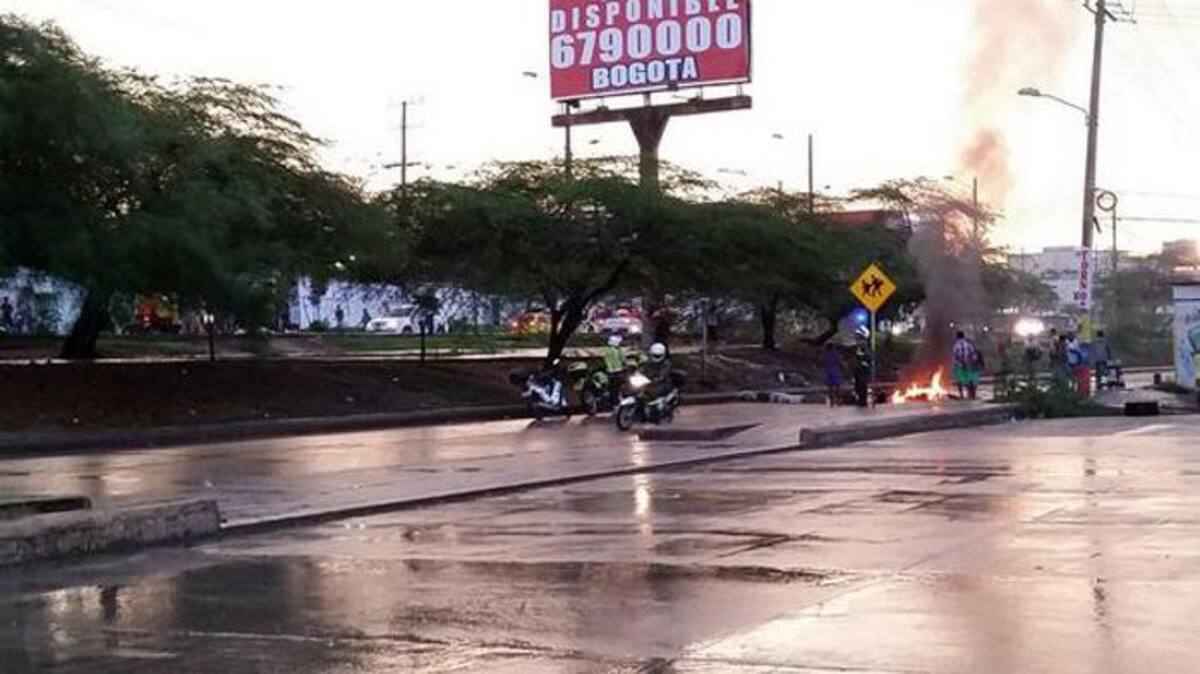 La protesta se realiza en la avenida Pedro de Heredia, a la altura de los Cuatro Vientos.