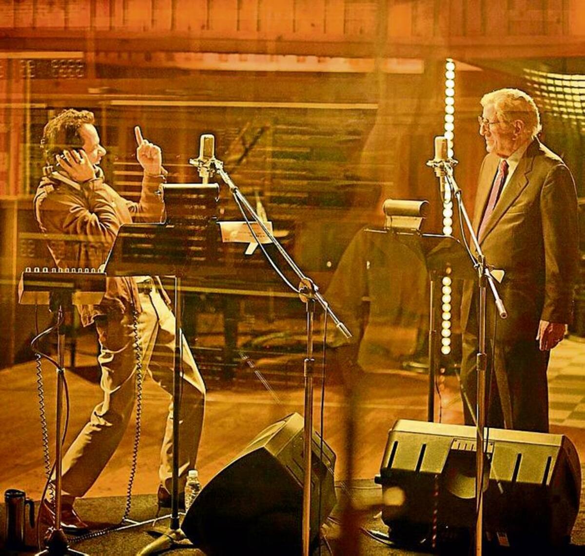 Tony Bennett acompañado por Marc Anthony.