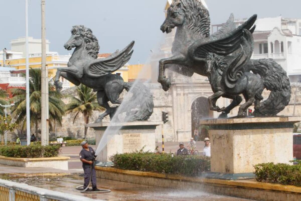 El muelle de Los Pegasos fue aseado el pasado domingo. El agua sucia cayó en la bahía de Las Ánimas.//Julio Castaño - El Universal Julio Castaño/ El Universal