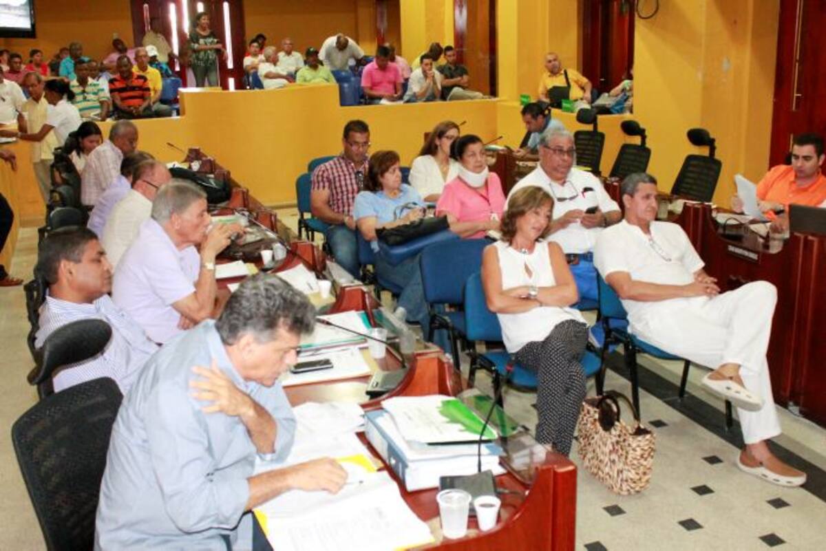 Los Concejales señalan que puede ser necesaria la instalción e cámaras a interior de las instituciones educativas. Archivo.
