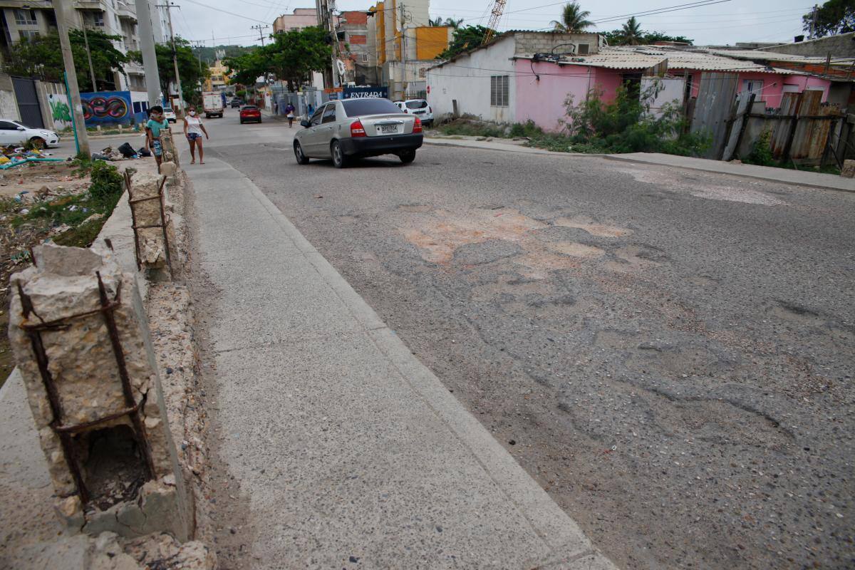 Las barandas y la vía están en mal estado.