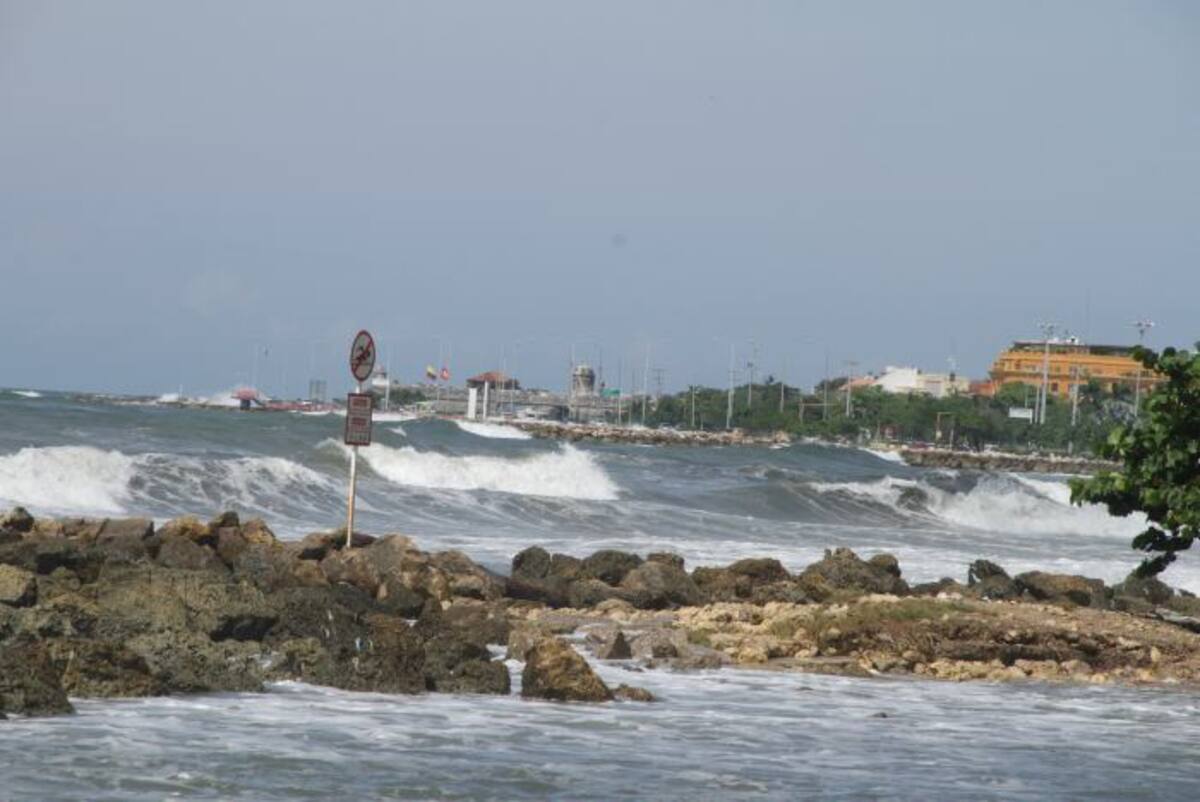 Por el fuerte oleaje, el Distrito restringió el acceso a las playas. LUIS APARICIO