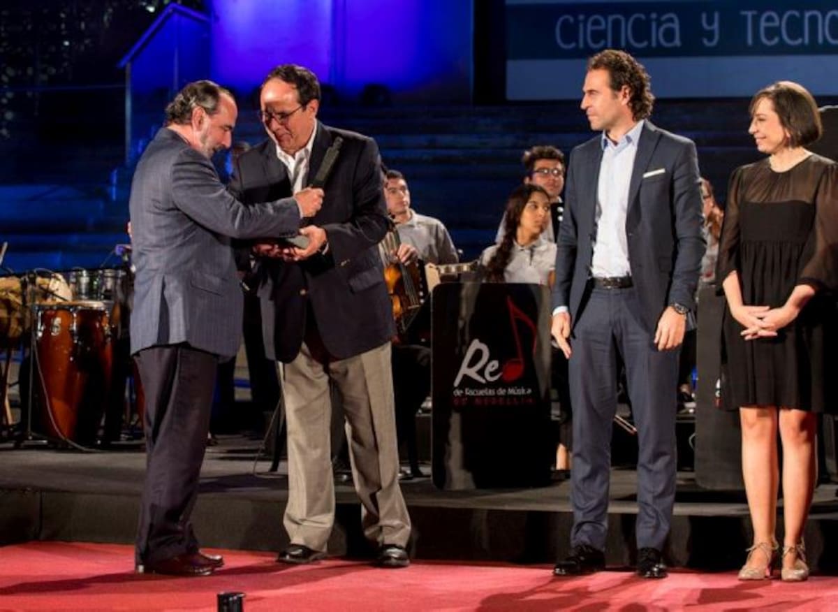 Jaime Bernal Villegas fue galardonado por su aporte a la genética en Colombia y sus múltiples investigaciones en el mundo. Los acompaña el alcalde de Medellín Federico Gutiérrez y su esposa, en acto especial que tuvo lugar en el Museo de Arte Moderno de Medellín. Es un reconocimiento a quienes construyen país.