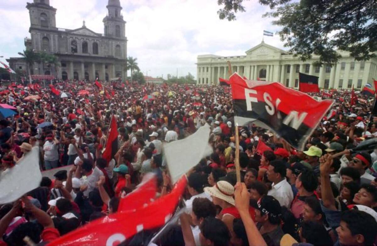 Caravanas de autobuses con partidarios del gobierno se dirigen hacia la capital, paralizada por el feriado nacional, y donde hay pronóstico de lluvia para las próximas horas. REUTER/GALDAMEZ LUIS