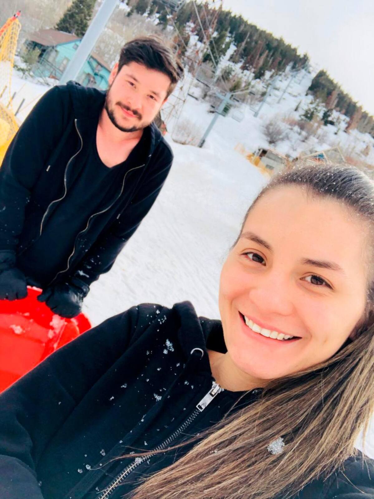 La joven pareja debe separarse a raíz de un proceso burocrático. Ella se va mañana, mientras su espero espera otro vuelo humanitario.
