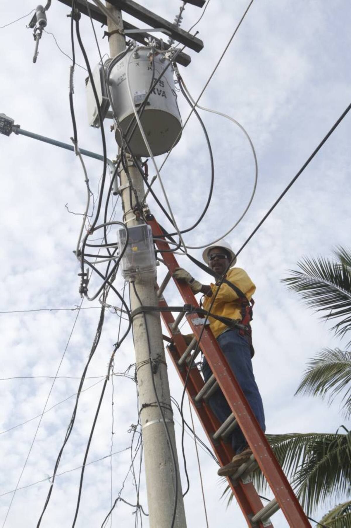 Instalación de transformador de energía por parte de Energía Social. JULIO CASTAÑO EL UNIVERSAL