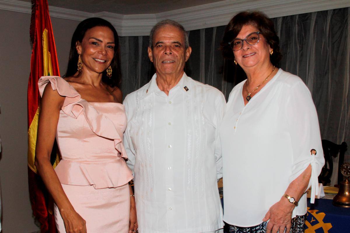 Arlena Hoyos, Roy Bozzi y Gloria Durán de Bozzi.