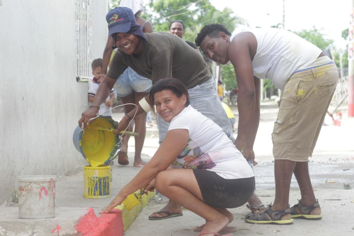 Los vecinos de la calle 76 del 7 de Agosto pintaron de amarillo, azul y rojo los andenes para vestir de patriotismo su barrio durante la celebración de su fundación. //Foto: Nayib Gaviria.