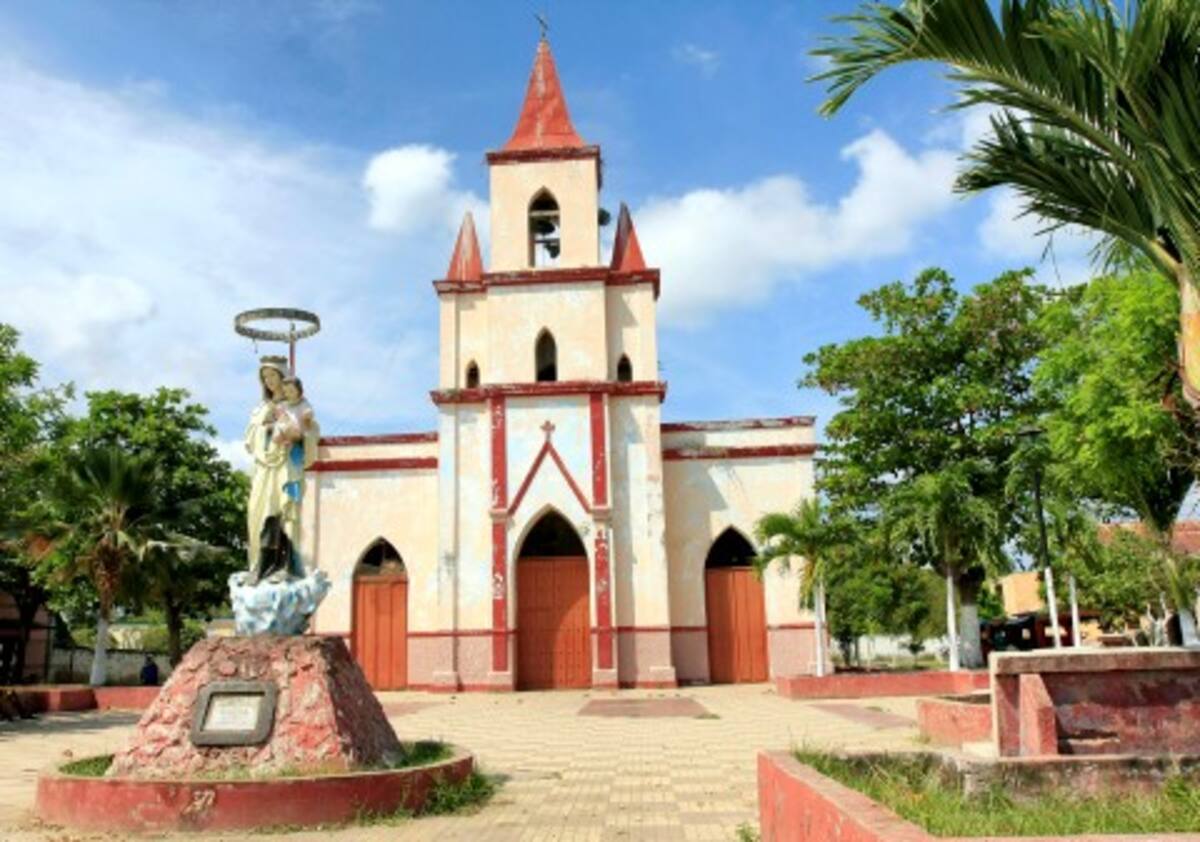 La estructura de la iglesia requiere ser reforzada y el techo debe ser cambiado.
