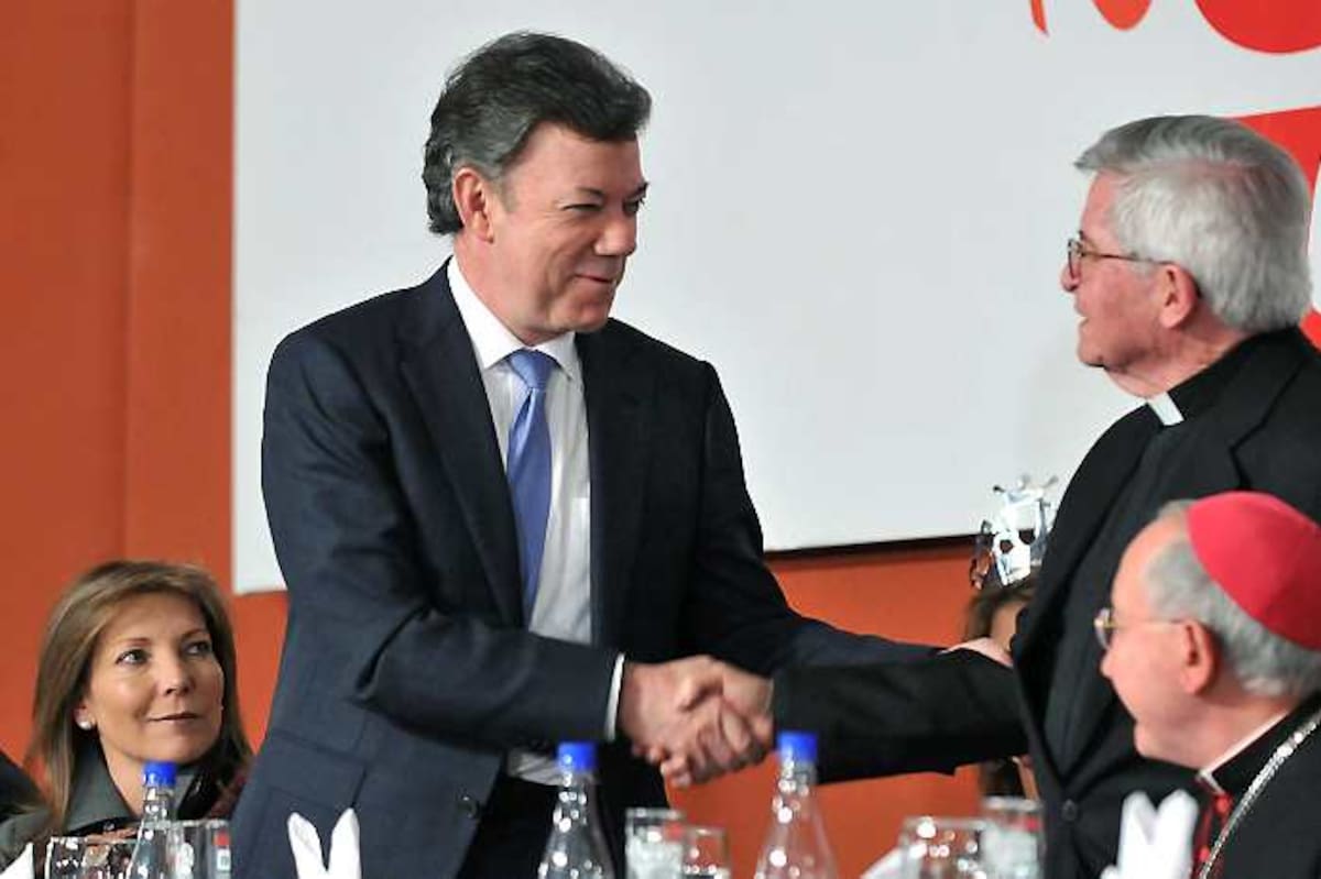 El presidente Santos saluda al padre Diego Jaramillo, director de la Corporación Minuto de Dios. Prensa Presidencia