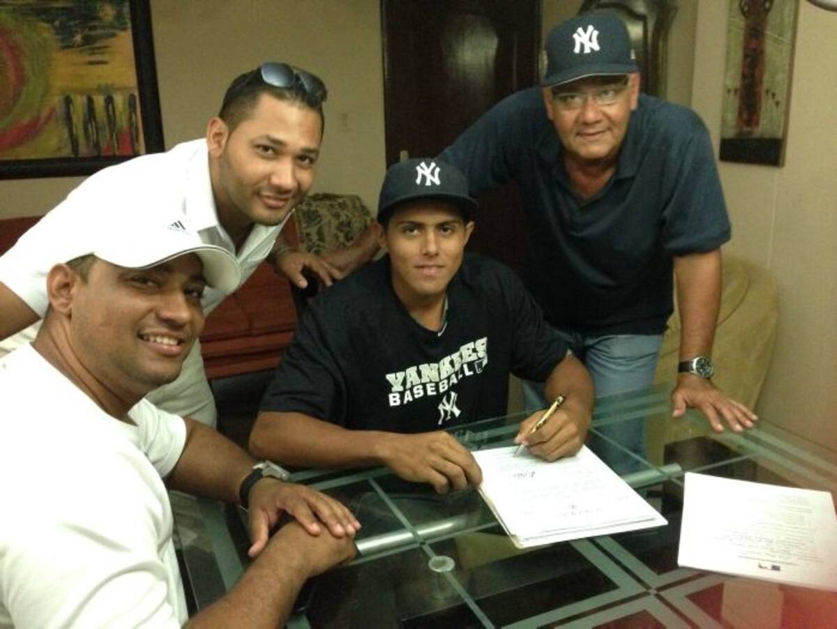 El pelotero Carlos Vidal con Luis Sierra. Cortesía
