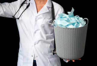 Recolectores se pinchan con agujas: Aprenda a desechar los residuos en su basura