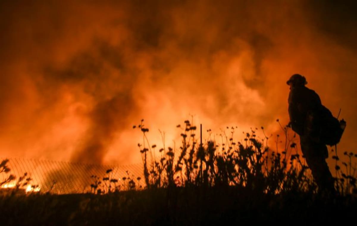 Los bomberos intentan apagar las llamas en Los Angeles, California. AFP RINGO CHIU