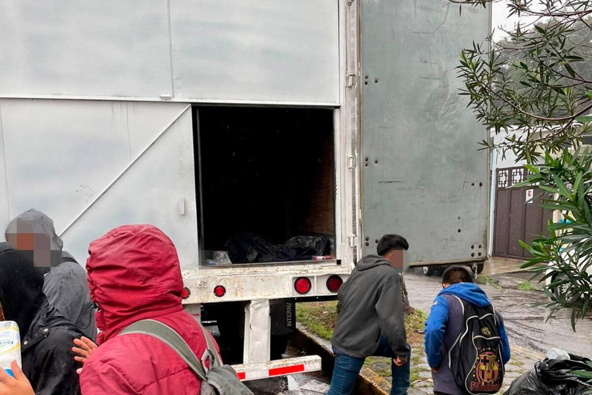 Más de 300 migrantes son hallados hacinados en un tráiler en México