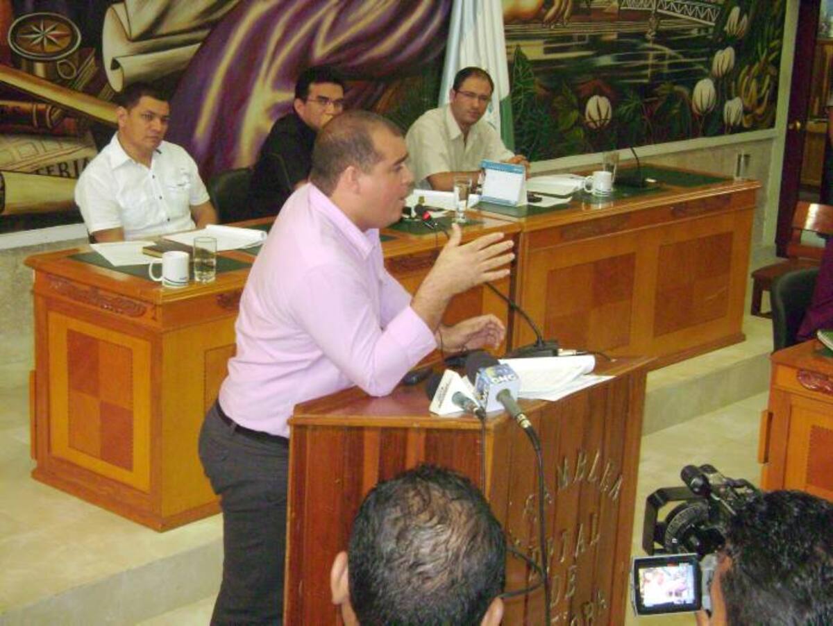Roberth Ángulo, Director de Indeportes Córdoba durante el debate con los diputados de la Asamblea sobre los Juegos Atléticos Nacionales del 2012 en Córdoba. REDACCIÓN DIARIO/EL UNIVERSAL