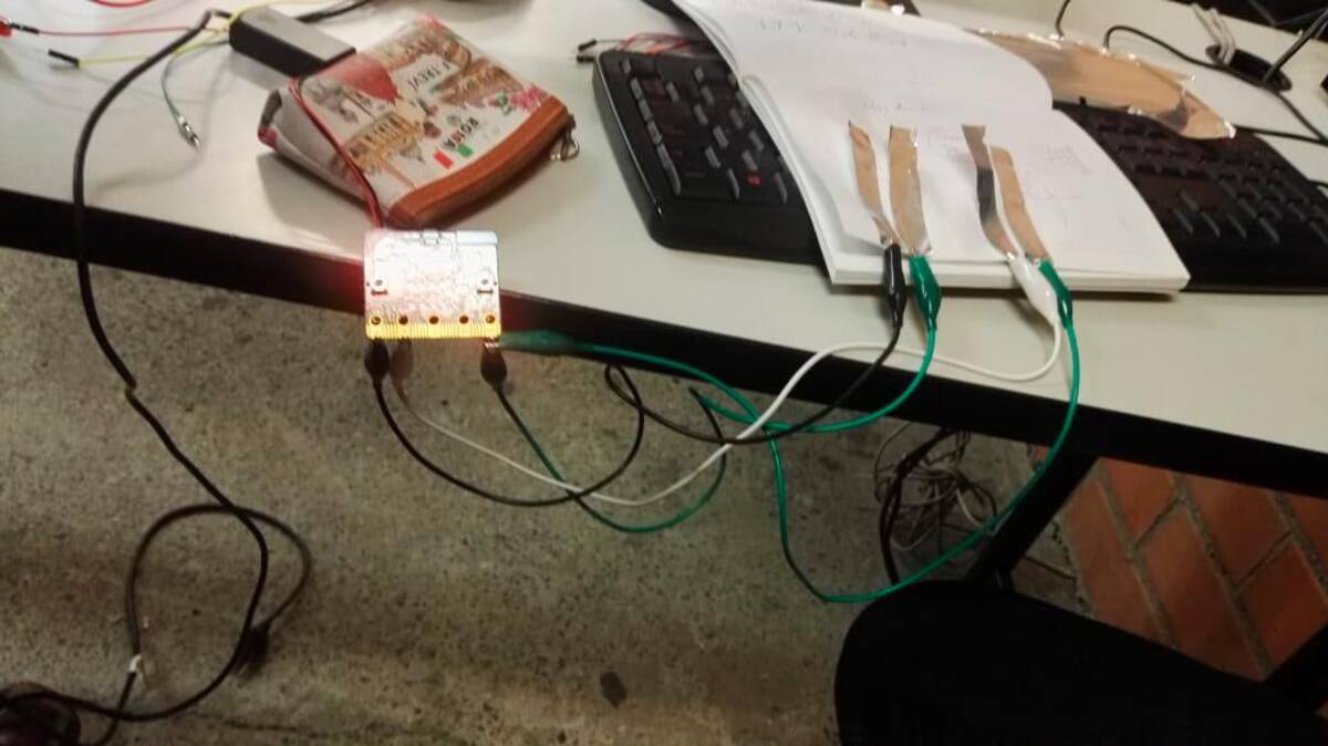 Microcomputadora en formato de tarjeta llamada micro:bit // Colprensa