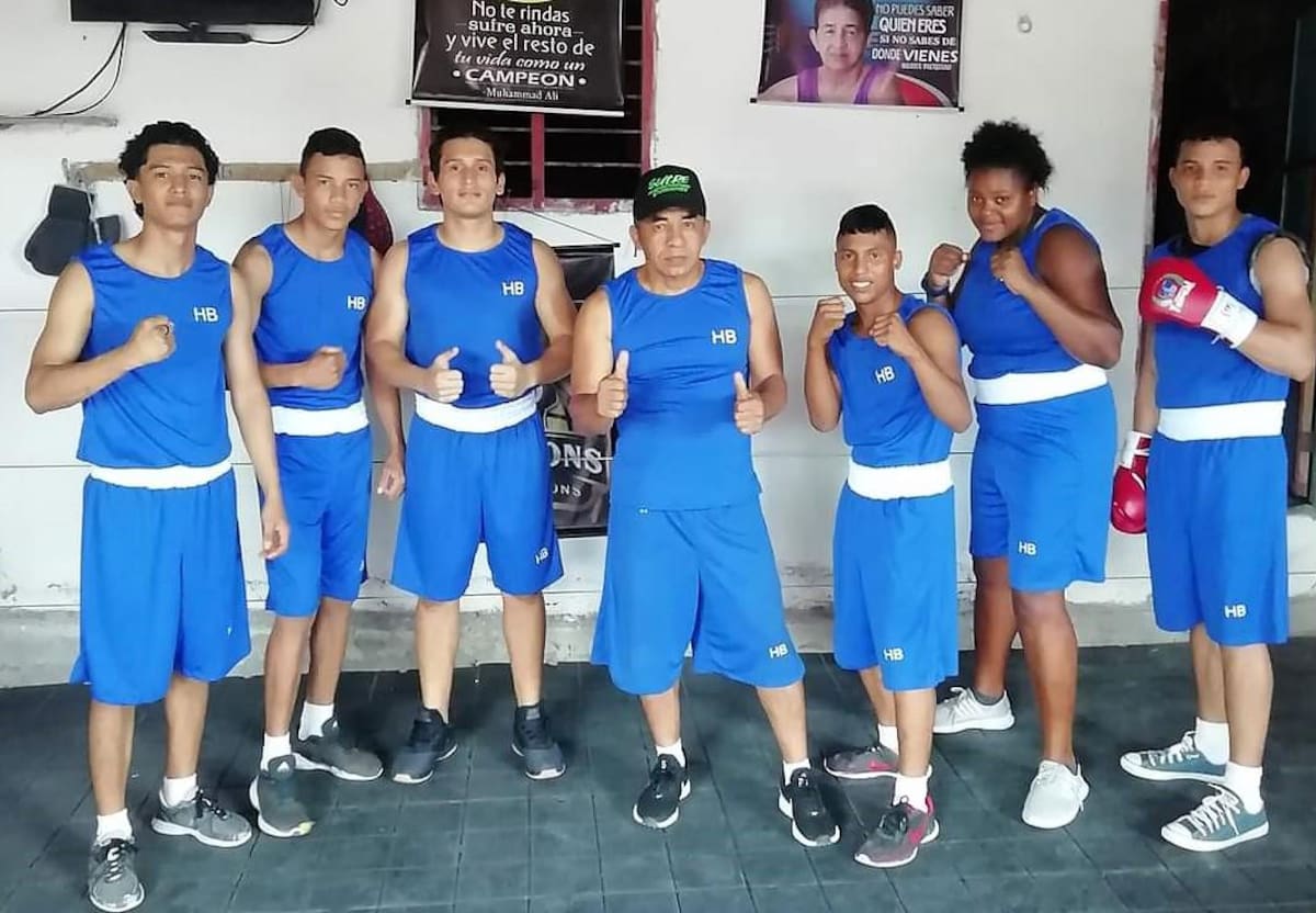 Daniel Alviz (centro) con algunos de sus boxeadores en su Gym Abuela.