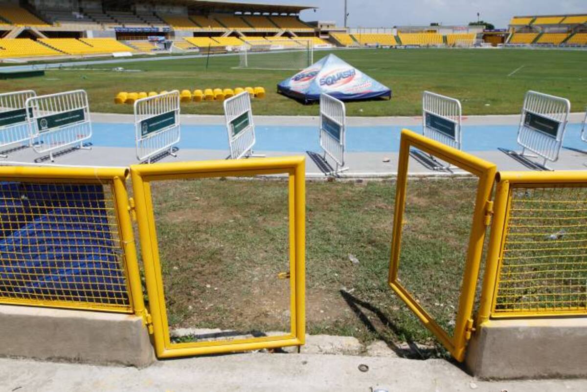 Varias puertas de aluminio también fueron victimas de la violencia de las barras bravas Julio Castaño El Universal