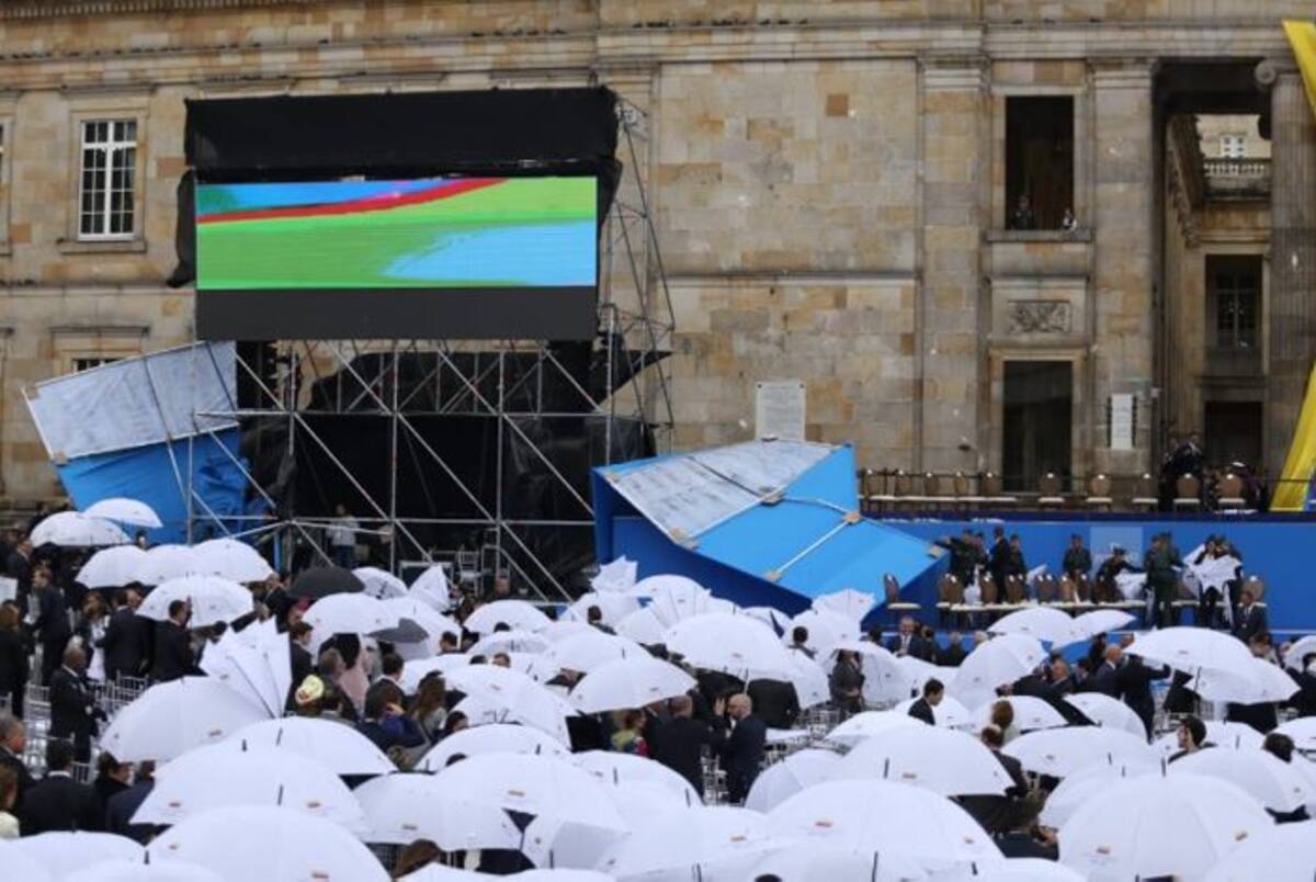 Debido a los fuertes vientos, algunas partes del montaje de la Plaza de Bolívar se cayeron. Twitter.