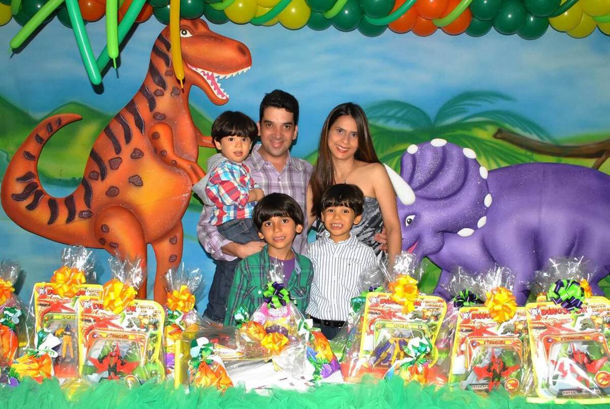 Aparecen: César Henao, Zamira Meucer; el cumplimentado,Camilo, y sus hermanos Henry y César Henao. archivo particular
