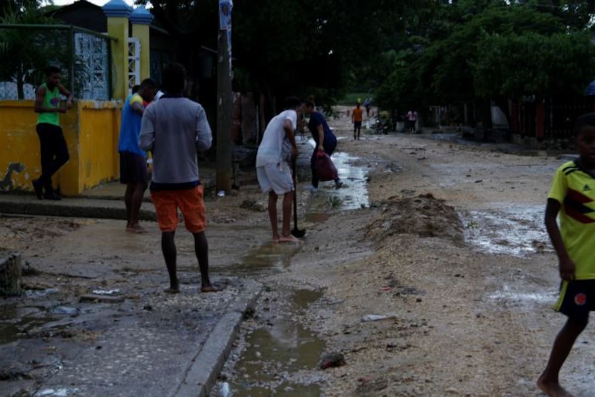 Con palas los habitantes retiran el barro de las calles para poder transitar. Zenia Valdelamar