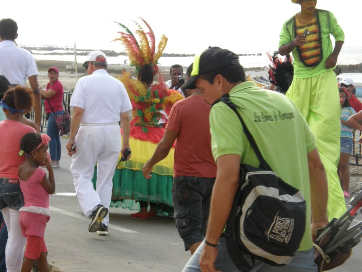¡Al César lo que es del César…; y a Rai lo que es de Rai…;! No sé qué pasó…; pero me pillé al hombre donde iba avenida arriba…; (no creo que fuera huyendo…;) muchos antes de que terminara el desfile que estuvo demorado y desorganizado en su salida…; Definitivamente es Rai, con su reloj Rolex, el que pone a cumplir cualquier horario…; Si le dejó esa misión al IPCC, por allá tienen los relojes atrasados como en tres horas…;