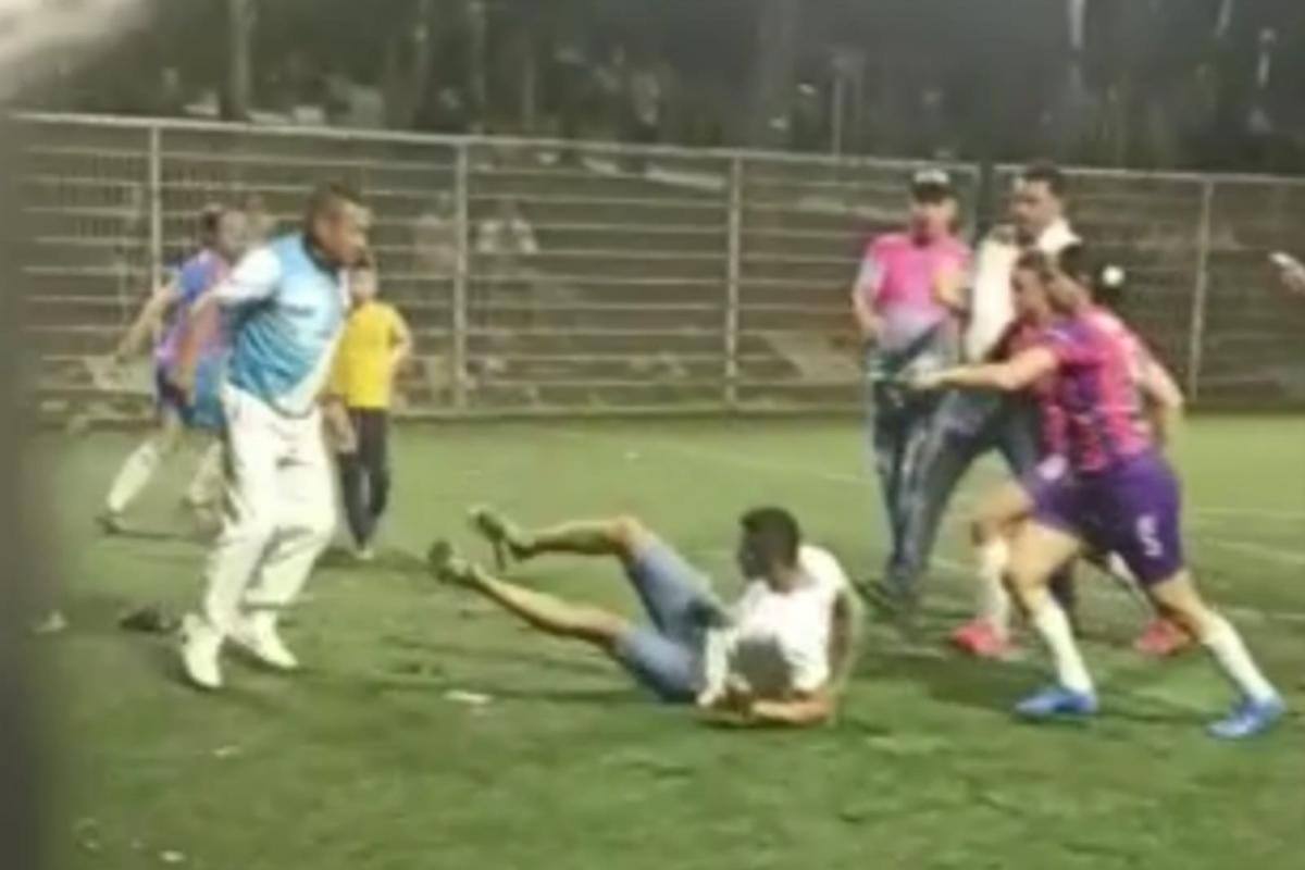 Video: Árbitro y aficionado se dan trompadas en pleno torneo femenino