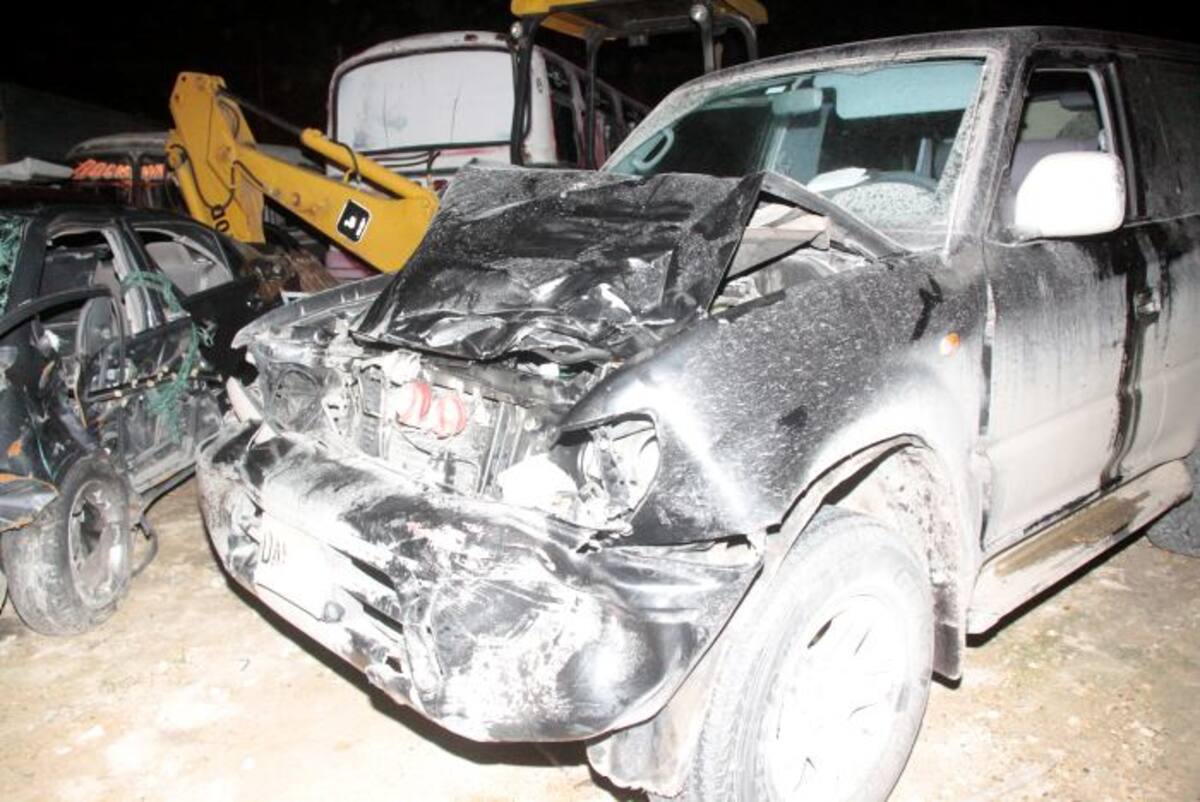 Totalmente destruida quedó la parte delantera de la camioneta que conducía Teddy Rico. Nayib Gaviria Amador - El Universal