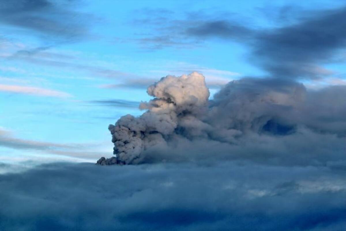 El sábado, las autoridades estaban alerta debido a una columna de humo que expulsó el volcán. AP Arturo Andrade