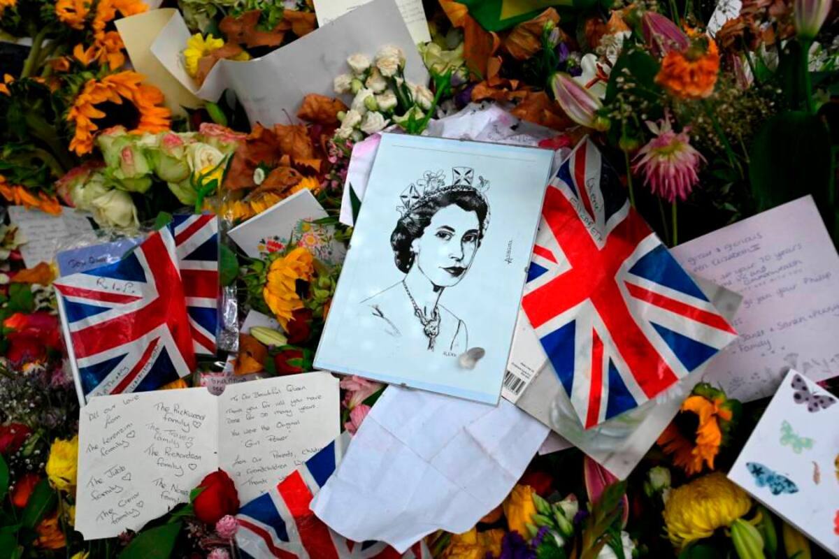 Ofrenda floral para la reina Isabel II a las afueras del Palacio de Buchingham. // Foto: EFE.