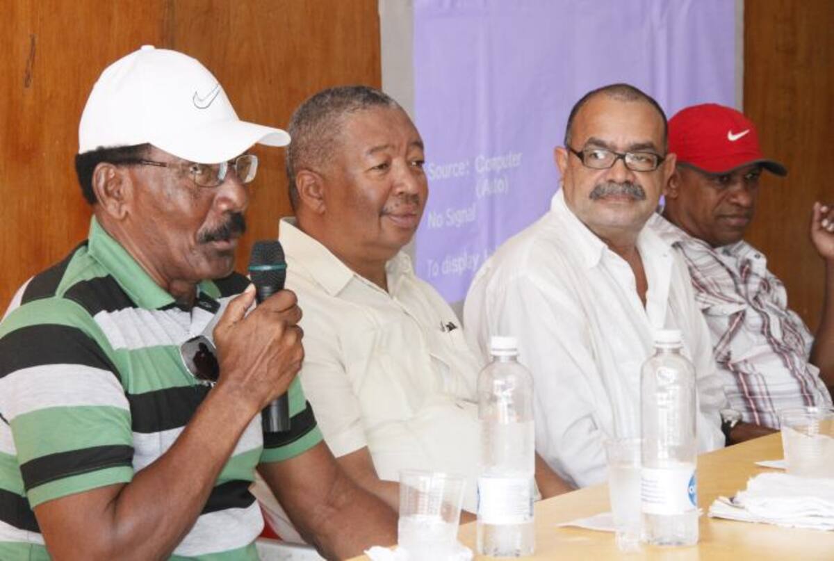 La gloria del béisbol, Abel Leal; el director de la Escuela de Gobierno y Liderazgo, Bernardo Romero; el filósofo y moderador, Enrique Muñoz; y el excampeón mundial de boxeo, Luis “Chicanero” Mendoza; durante el conversatorio. Zenia Valdelamar - El Universal
