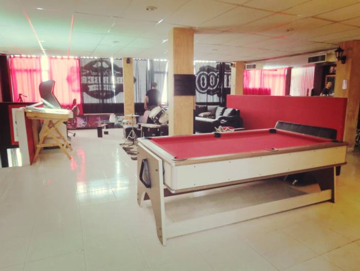 Original Barber By majestic. Es el punto de reunión del género masculino de todas las edades ya que cuenta con mesa de billar, sala de tatuajes, e instrumentos musicales. SHARIK ESTRADA