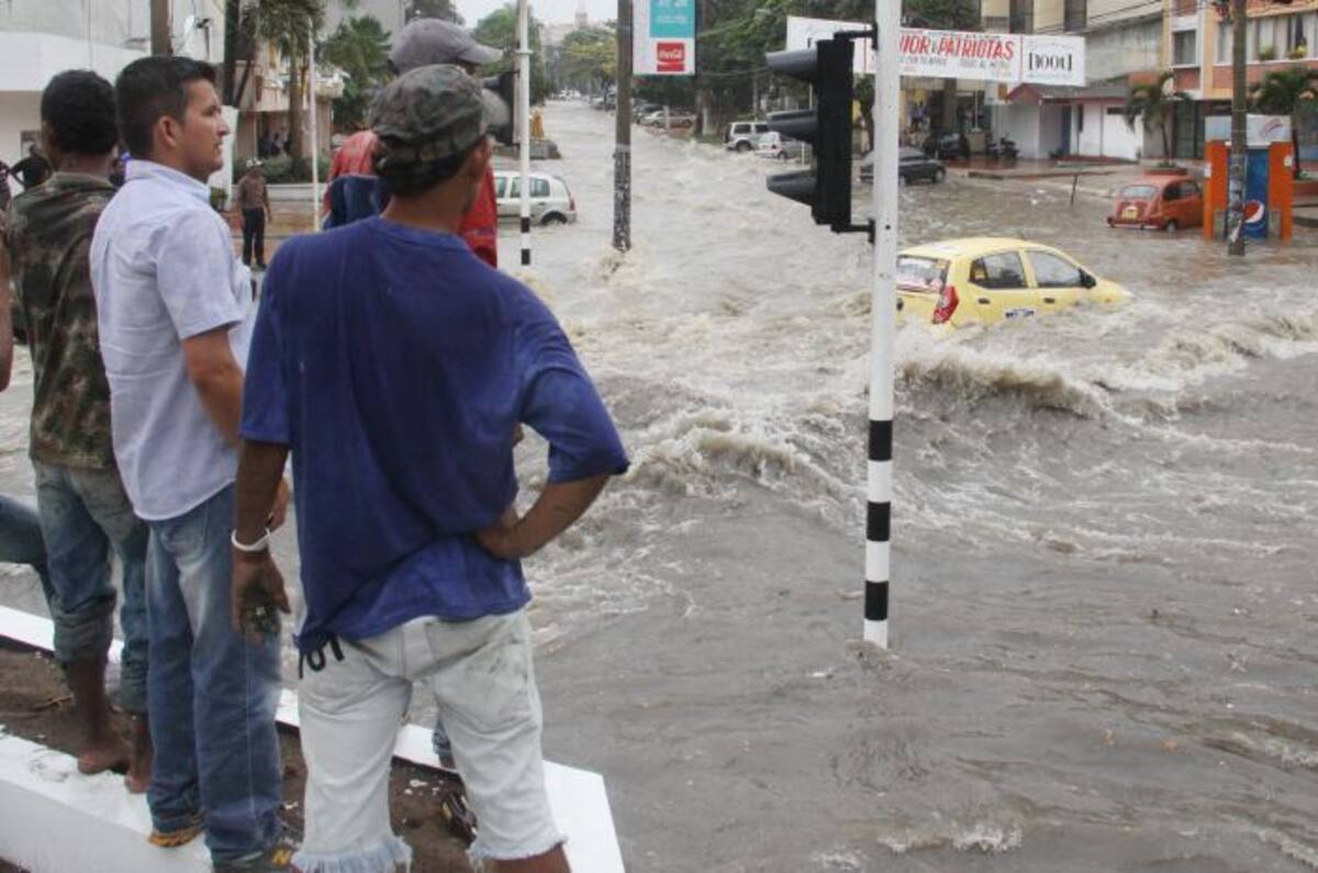 Un taxi fue arrastrado por un arroyo. Rafael Polo - Cortesía QHubo-