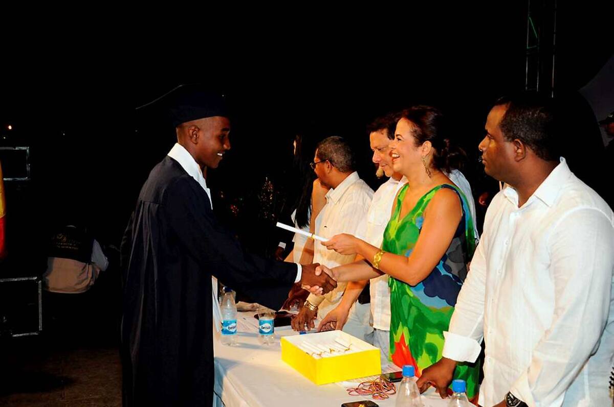 La alcaldesa Judith Pinedo, entregó diplomas a los estudiantes.