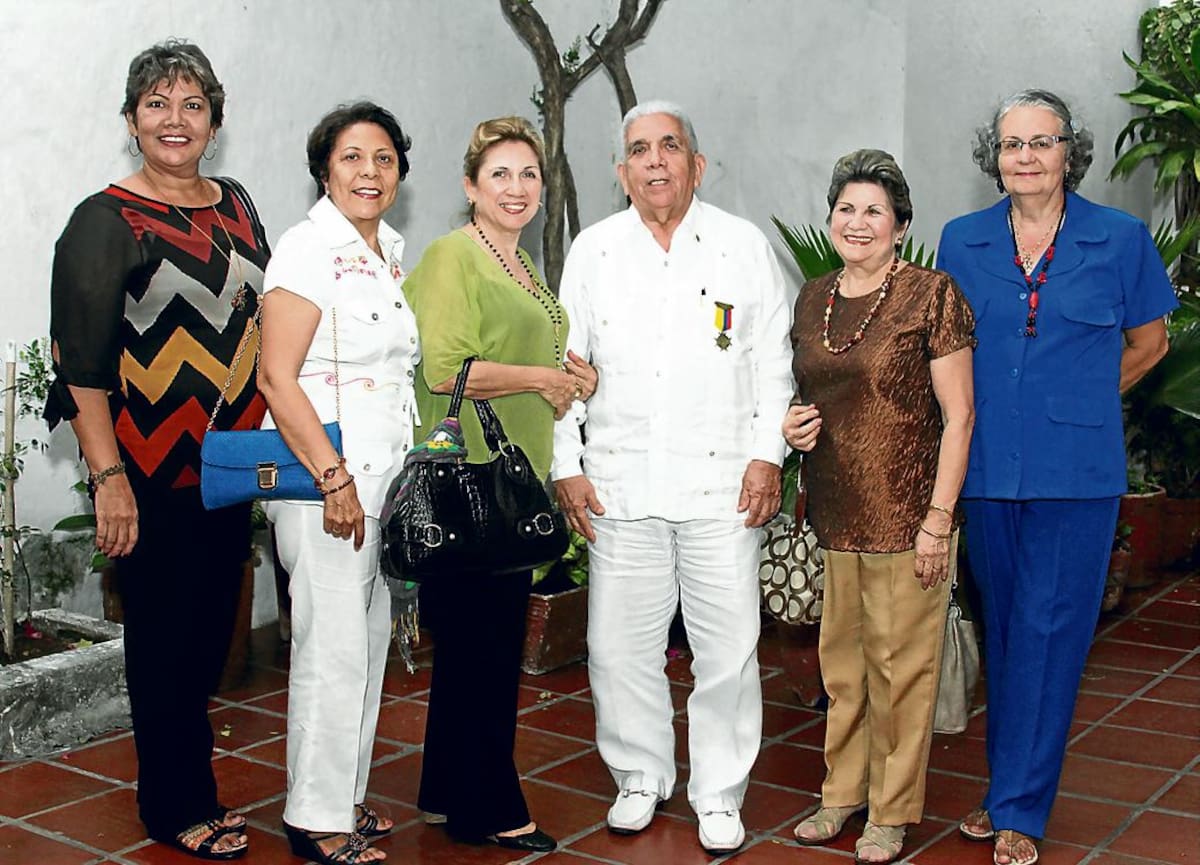 Estela Benito Revollo, Delfina Urbina, Elvira Acosta, Darío Morón, Beatriz Acosta y Amarilis Piñeres.