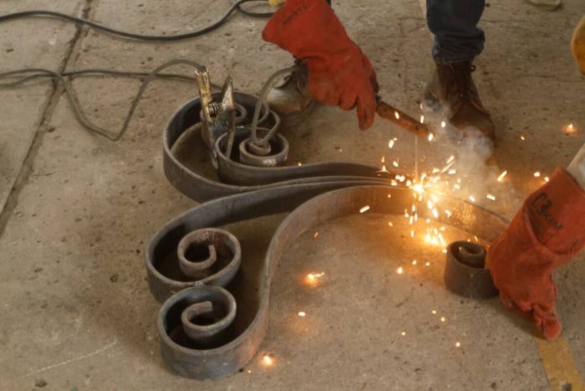 Con soldadura, los operarios restauran piezas que estaban dañadas. JULIO CASTAÑO - EL UNIVERSAL